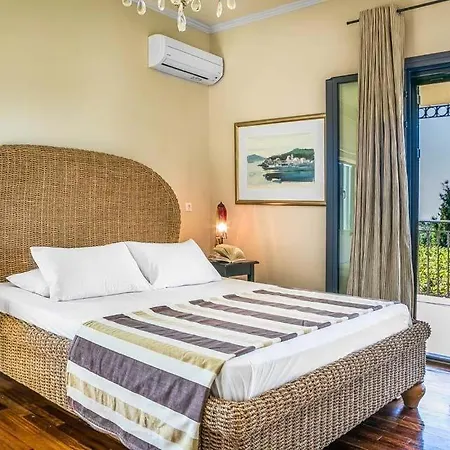 Fokata Sleeps 4 Pool Air Con Wifi